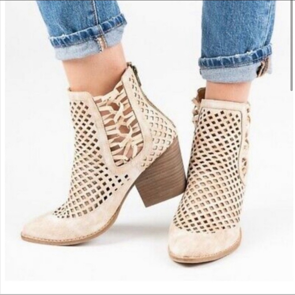 Cream Coconuts by Matisse walk on bootie 8.5